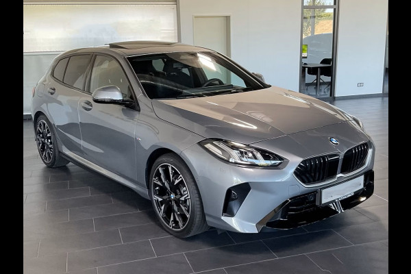 BMW 1-serie 120 M-SPORT ** LED, TREKH, PANORAMA, 19-inch LMV, ACC, M-ONDERST, EL. A-KLEP ** 1e EIG - Ex BMW-AG ** ** INFORMEER OOK NAAR ONZE AANTREKKELIJKE FINANCIAL-LEASE TARIEVEN **