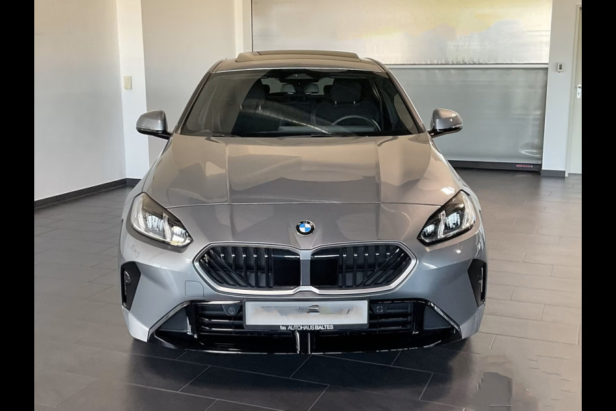 BMW 1-serie 120 M-SPORT ** LED, TREKH, PANORAMA, 19-inch LMV, ACC, M-ONDERST, EL. A-KLEP ** 1e EIG - Ex BMW-AG ** ** INFORMEER OOK NAAR ONZE AANTREKKELIJKE FINANCIAL-LEASE TARIEVEN **