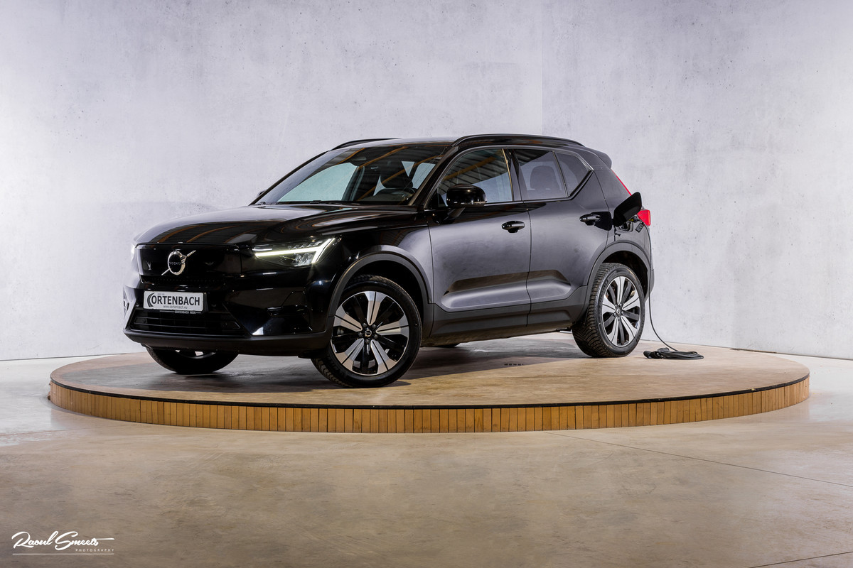 Volvo XC40 Recharge Core | Zwenkbare trekhaak | Leer/alcantara | Cruise control | 19 Inch | Metallic |