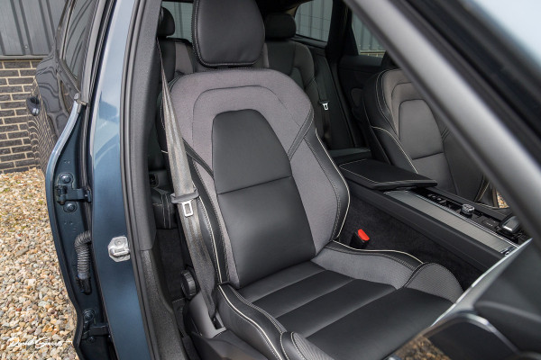 Volvo XC60 2.0 T6 Plug-in hybrid AWD R-Design | Panorama dak | Memory | Cruise control |