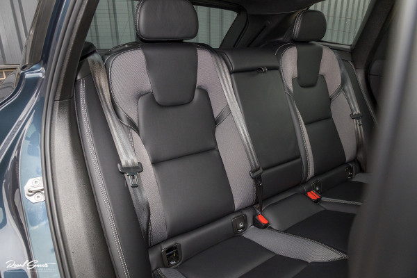 Volvo XC60 2.0 T6 Plug-in hybrid AWD R-Design | Panorama dak | Memory | Cruise control |