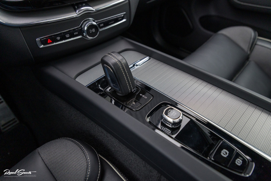 Volvo XC60 2.0 T6 Plug-in hybrid AWD R-Design | Panorama dak | Memory | Cruise control |