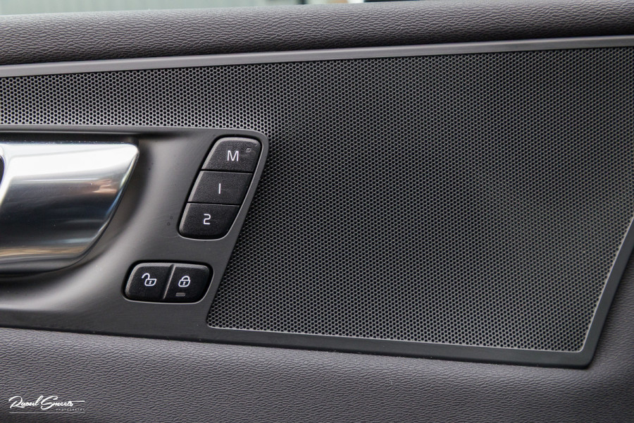 Volvo XC60 2.0 T6 Plug-in hybrid AWD R-Design | Panorama dak | Memory | Cruise control |