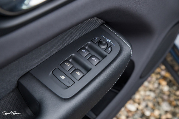 Volvo XC60 2.0 T6 Plug-in hybrid AWD R-Design | Panorama dak | Memory | Cruise control |