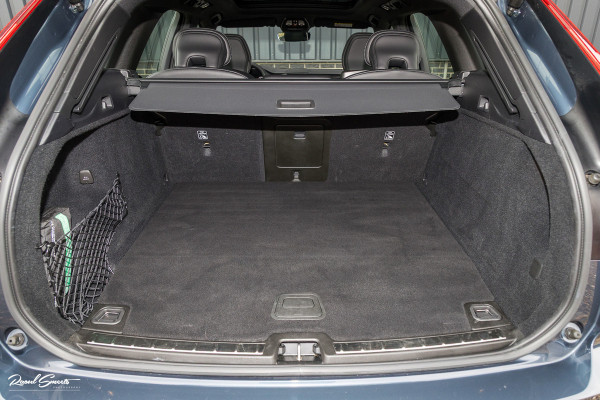 Volvo XC60 2.0 T6 Plug-in hybrid AWD R-Design | Panorama dak | Memory | Cruise control |