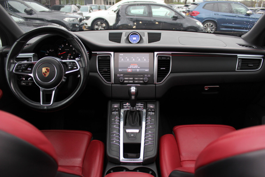 Porsche Macan 2.0 / Trekhaak / Panoramadak / Camera / Leder / Bose / 21'' / Luchtvering / Keyless / Navigatie / DAB / Stoelverwarming / ACC