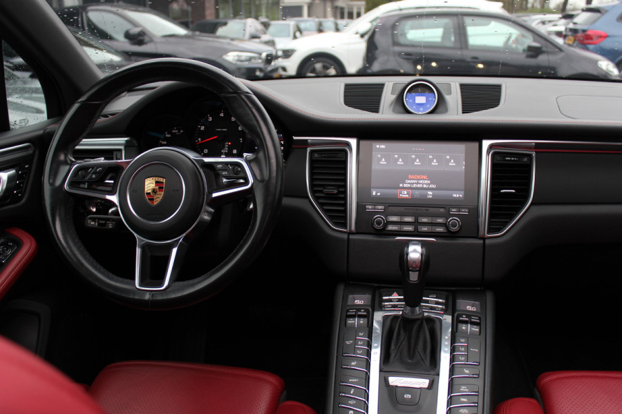 Porsche Macan 2.0 / Trekhaak / Panoramadak / Camera / Leder / Bose / 21'' / Luchtvering / Keyless / Navigatie / DAB / Stoelverwarming / ACC