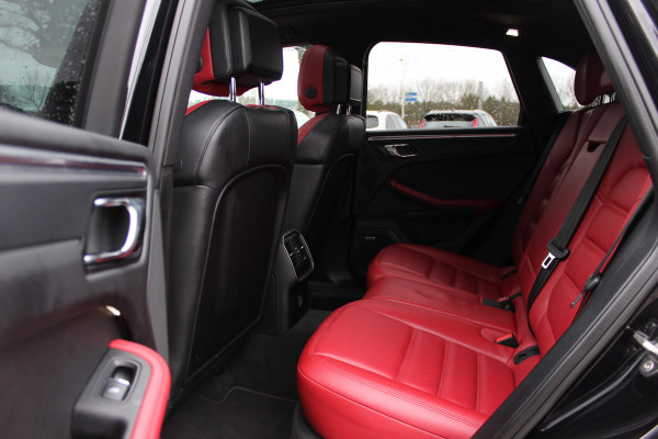 Porsche Macan 2.0 / Trekhaak / Panoramadak / Camera / Leder / Bose / 21'' / Luchtvering / Keyless / Navigatie / DAB / Stoelverwarming / ACC