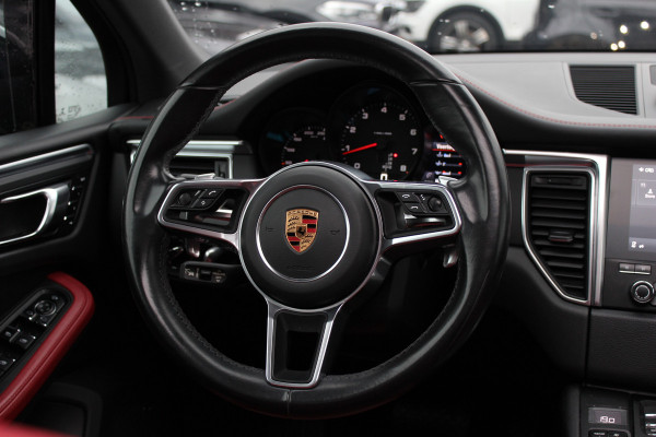 Porsche Macan 2.0 / Trekhaak / Panoramadak / Camera / Leder / Bose / 21'' / Luchtvering / Keyless / Navigatie / DAB / Stoelverwarming / ACC