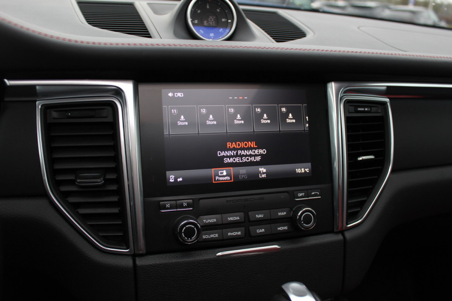 Porsche Macan 2.0 / Trekhaak / Panoramadak / Camera / Leder / Bose / 21'' / Luchtvering / Keyless / Navigatie / DAB / Stoelverwarming / ACC