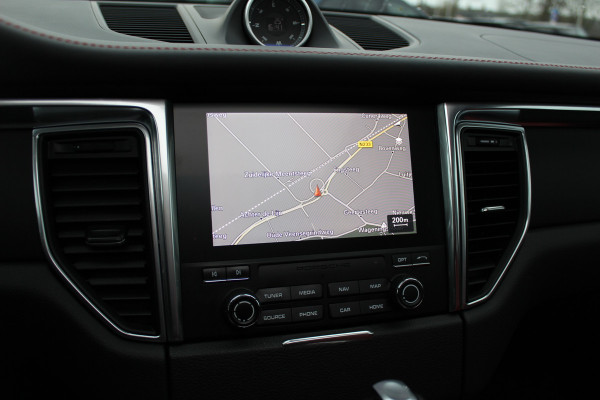 Porsche Macan 2.0 / Trekhaak / Panoramadak / Camera / Leder / Bose / 21'' / Luchtvering / Keyless / Navigatie / DAB / Stoelverwarming / ACC