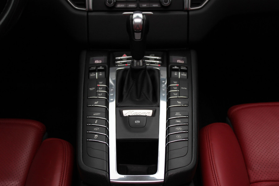 Porsche Macan 2.0 / Trekhaak / Panoramadak / Camera / Leder / Bose / 21'' / Luchtvering / Keyless / Navigatie / DAB / Stoelverwarming / ACC