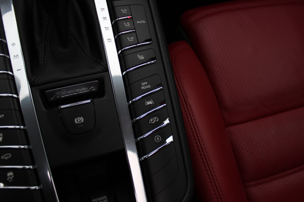 Porsche Macan 2.0 / Trekhaak / Panoramadak / Camera / Leder / Bose / 21'' / Luchtvering / Keyless / Navigatie / DAB / Stoelverwarming / ACC