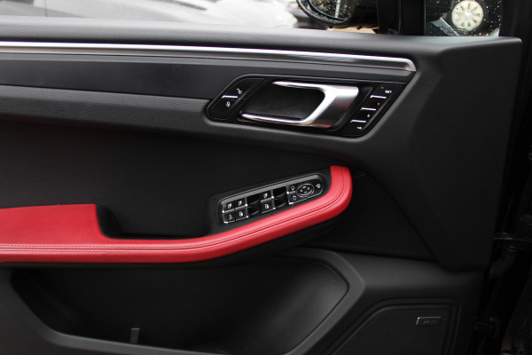 Porsche Macan 2.0 / Trekhaak / Panoramadak / Camera / Leder / Bose / 21'' / Luchtvering / Keyless / Navigatie / DAB / Stoelverwarming / ACC