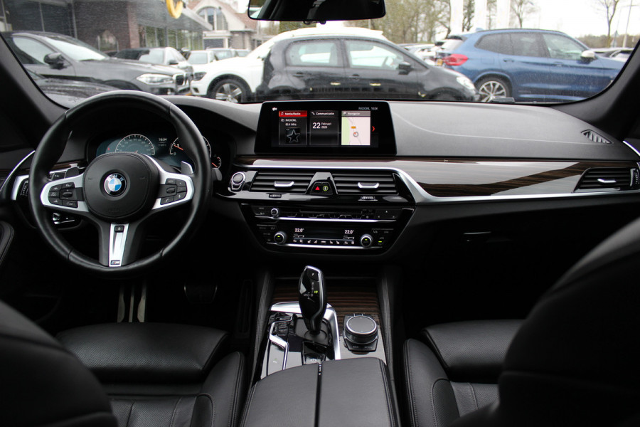 BMW 5 Serie 540i High Exe. M Sport / Trekhaak / Schuifdak / Camera / Leder / Keyless / 20'' / Stoelventilatie+Verwarming / Stuurverwarming / Dodehoek / DAB / ACC