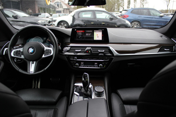 BMW 5 Serie 540i High Exe. M Sport / Trekhaak / Schuifdak / Camera / Leder / Keyless / 20'' / Stoelventilatie+Verwarming / Stuurverwarming / Dodehoek / DAB / ACC