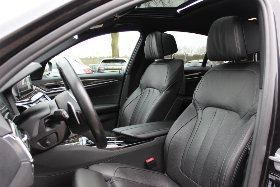 BMW 5 Serie 540i High Exe. M Sport / Trekhaak / Schuifdak / Camera / Leder / Keyless / 20'' / Stoelventilatie+Verwarming / Stuurverwarming / Dodehoek / DAB / ACC