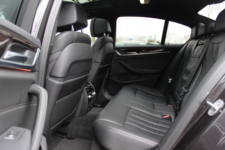 BMW 5 Serie 540i High Exe. M Sport / Trekhaak / Schuifdak / Camera / Leder / Keyless / 20'' / Stoelventilatie+Verwarming / Stuurverwarming / Dodehoek / DAB / ACC