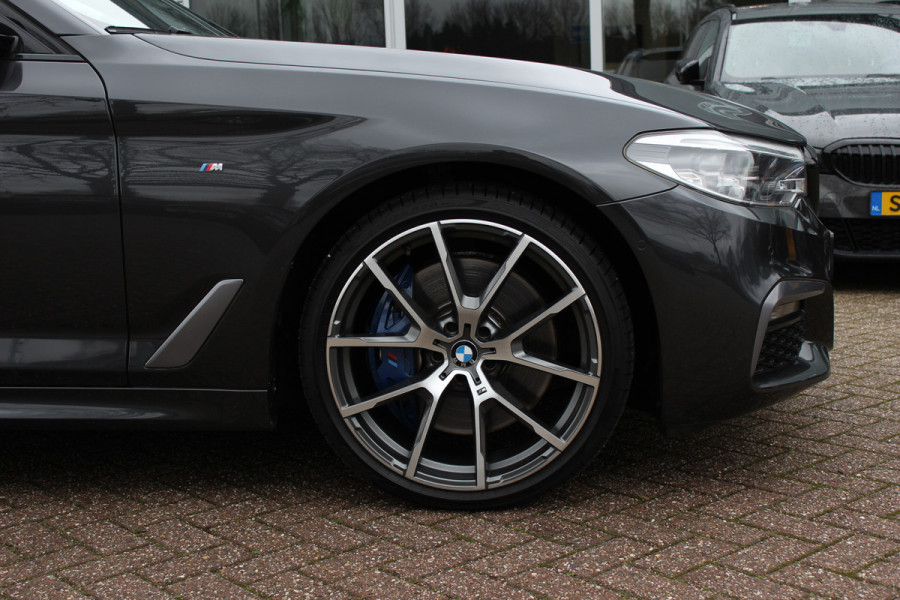 BMW 5 Serie 540i High Exe. M Sport / Trekhaak / Schuifdak / Camera / Leder / Keyless / 20'' / Stoelventilatie+Verwarming / Stuurverwarming / Dodehoek / DAB / ACC