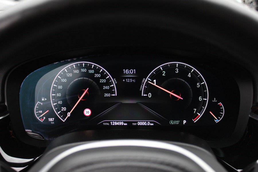 BMW 5 Serie 540i High Exe. M Sport / Trekhaak / Schuifdak / Camera / Leder / Keyless / 20'' / Stoelventilatie+Verwarming / Stuurverwarming / Dodehoek / DAB / ACC