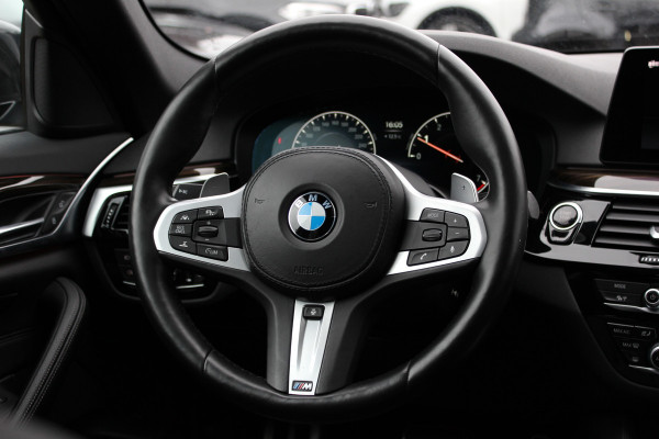 BMW 5 Serie 540i High Exe. M Sport / Trekhaak / Schuifdak / Camera / Leder / Keyless / 20'' / Stoelventilatie+Verwarming / Stuurverwarming / Dodehoek / DAB / ACC