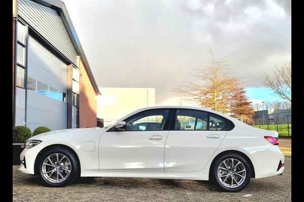 BMW 3-serie 330e Sport Line 292PK, M-stuur, HIFI, Leer, (1e eig. NL NAP)