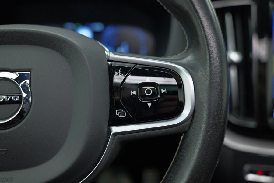 Volvo XC60 2.0 Recharge T8 AWD R-Design |Bomvoll|Pano|360 Camera|Luchtvering|Trekhaak|H&K|HUD|