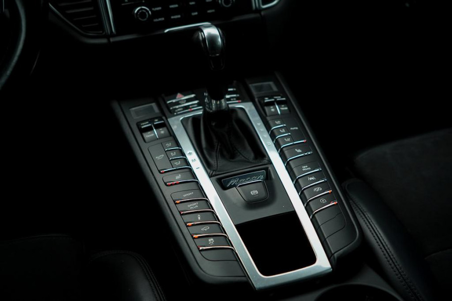Porsche Macan 3.0 GTS / Pano / Luchtvering / Trekhaak / Sportstoelen / Carplay