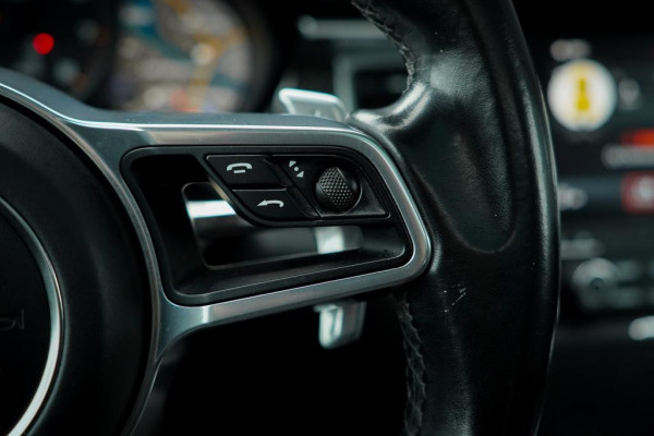 Porsche Macan 3.0 GTS / Pano / Luchtvering / Trekhaak / Sportstoelen / Carplay