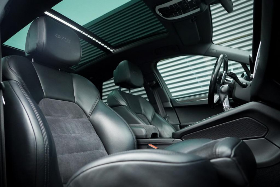 Porsche Macan 3.0 GTS / Pano / Luchtvering / Trekhaak / Sportstoelen / Carplay