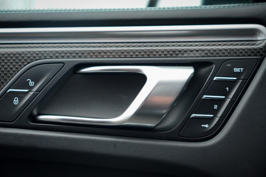 Porsche Macan 3.0 GTS / Pano / Luchtvering / Trekhaak / Sportstoelen / Carplay
