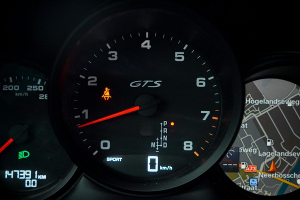 Porsche Macan 3.0 GTS / Pano / Luchtvering / Trekhaak / Sportstoelen / Carplay
