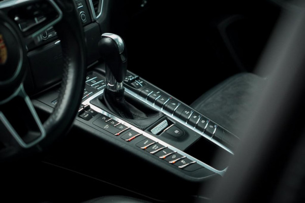 Porsche Macan 3.0 GTS / Pano / Luchtvering / Trekhaak / Sportstoelen / Carplay