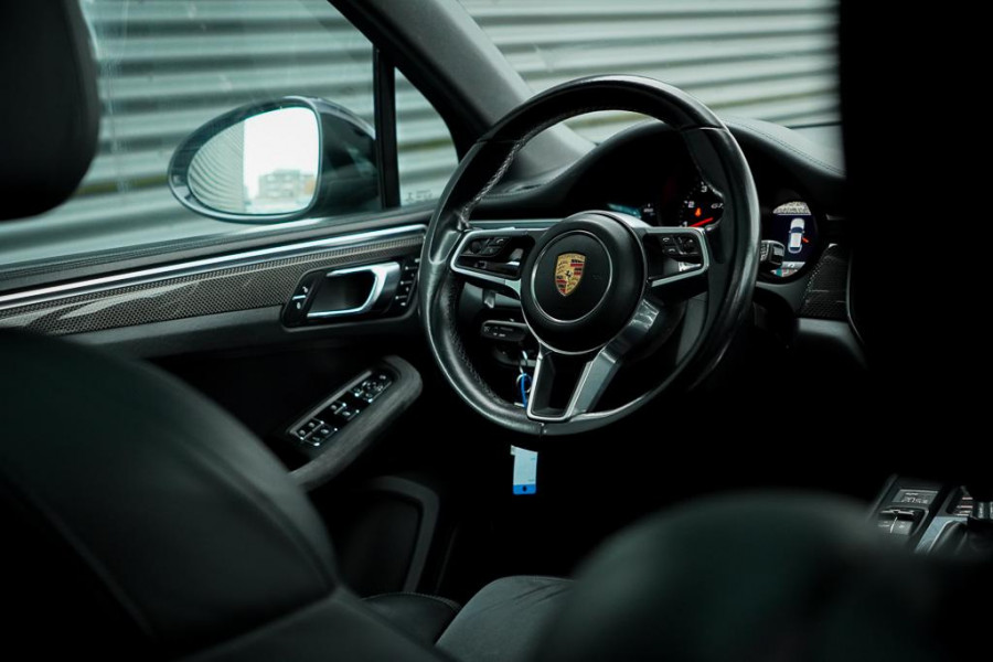 Porsche Macan 3.0 GTS / Pano / Luchtvering / Trekhaak / Sportstoelen / Carplay