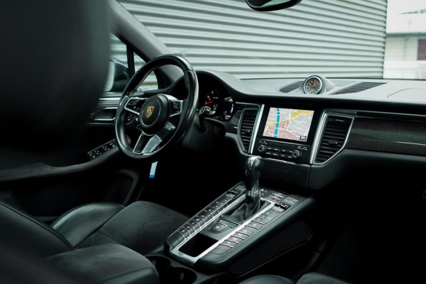 Porsche Macan 3.0 GTS / Pano / Luchtvering / Trekhaak / Sportstoelen / Carplay