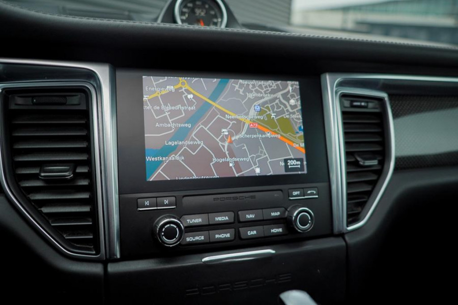 Porsche Macan 3.0 GTS / Pano / Luchtvering / Trekhaak / Sportstoelen / Carplay