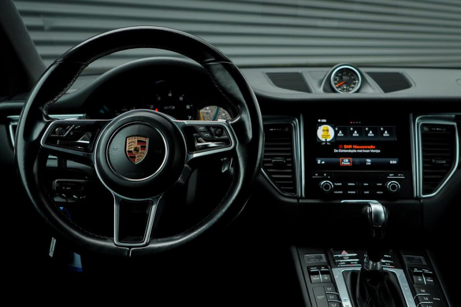 Porsche Macan 3.0 GTS / Pano / Luchtvering / Trekhaak / Sportstoelen / Carplay