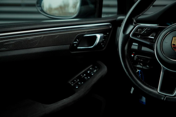Porsche Macan 3.0 GTS / Pano / Luchtvering / Trekhaak / Sportstoelen / Carplay