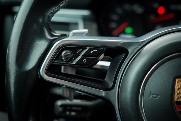 Porsche Macan 3.0 GTS / Pano / Luchtvering / Trekhaak / Sportstoelen / Carplay