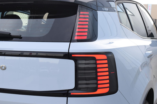 Volvo EX30 272PK Single Motor Extended Range Plus / Adaptieve Cruise Control/ Dodehoek Detectie / Parkeersensoren voor en achter/ Achteruitrijcamera/ Warmtepomp/ Google Services/