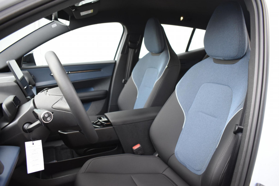 Volvo EX30 272PK Single Motor Extended Range Plus / Adaptieve Cruise Control/ Dodehoek Detectie / Parkeersensoren voor en achter/ Achteruitrijcamera/ Warmtepomp/ Google Services/