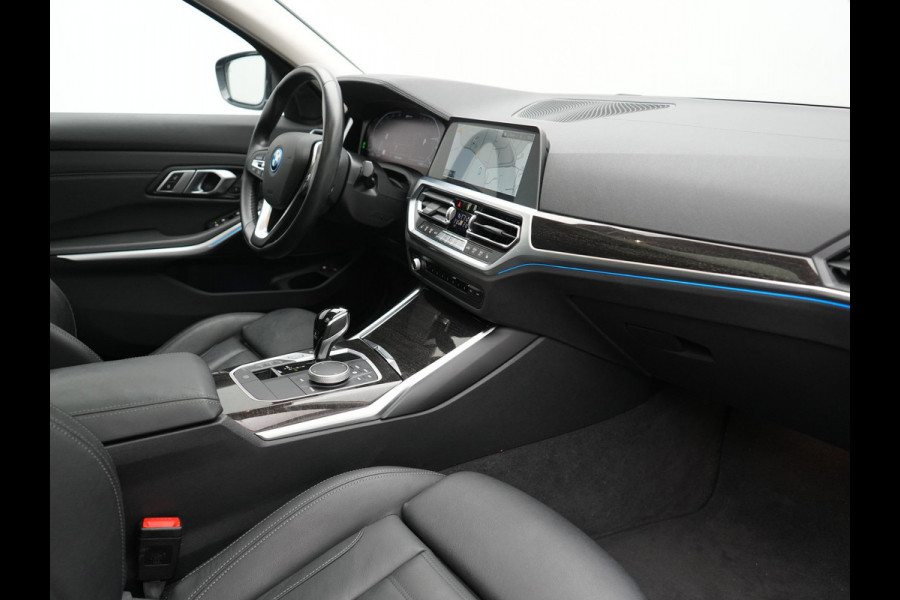 BMW 3 Serie Touring 330e Sportline Plug In Hybrid 293pk Dealer O.H PHEV | Panodak | Trekhaak af Fabriek | Lederen Sportstoelen Memory | 360 Camera | Keyless | Camera & Parkassist | 18"L.M | Apple Carplay | Sfeerverlichting |