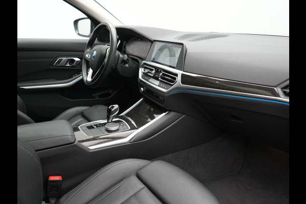 BMW 3 Serie Touring 330e Sportline Plug In Hybrid 293pk Dealer O.H PHEV | Panodak | Trekhaak af Fabriek | Lederen Sportstoelen Memory | 360 Camera | Keyless | Camera & Parkassist | 18"L.M | Apple Carplay | Sfeerverlichting |