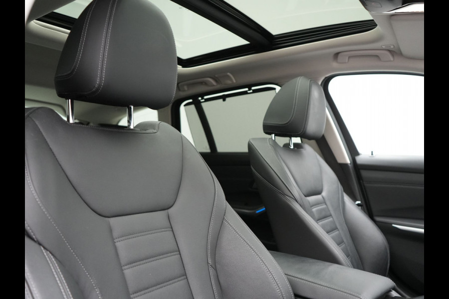 BMW 3 Serie Touring 330e Sportline Plug In Hybrid 293pk Dealer O.H PHEV | Panodak | Trekhaak af Fabriek | Lederen Sportstoelen Memory | 360 Camera | Keyless | Camera & Parkassist | 18"L.M | Apple Carplay | Sfeerverlichting |