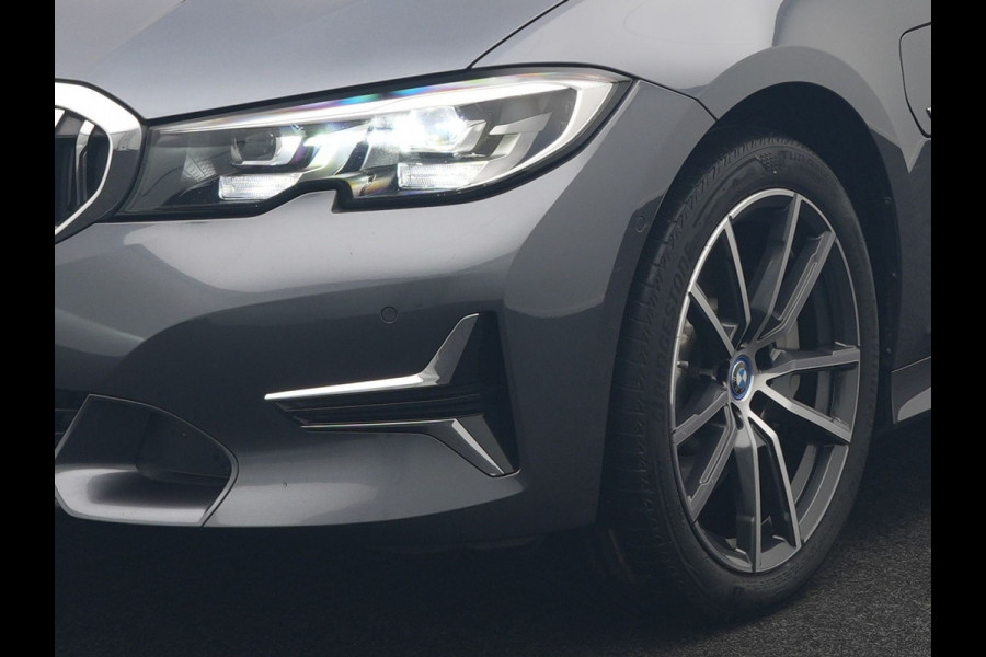 BMW 3 Serie Touring 330e Sportline Plug In Hybrid 293pk Dealer O.H PHEV | Panodak | Trekhaak af Fabriek | Lederen Sportstoelen Memory | 360 Camera | Keyless | Camera & Parkassist | 18"L.M | Apple Carplay | Sfeerverlichting |