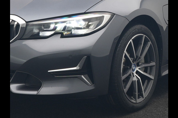 BMW 3 Serie Touring 330e Sportline Plug In Hybrid 293pk Dealer O.H PHEV | Panodak | Trekhaak af Fabriek | Lederen Sportstoelen Memory | 360 Camera | Keyless | Camera & Parkassist | 18"L.M | Apple Carplay | Sfeerverlichting |