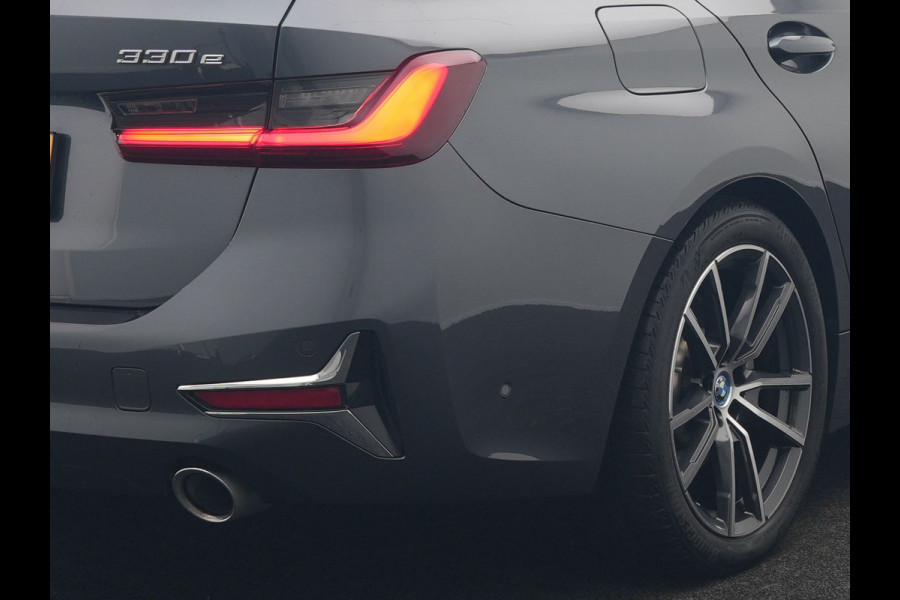 BMW 3 Serie Touring 330e Sportline Plug In Hybrid 293pk Dealer O.H PHEV | Panodak | Trekhaak af Fabriek | Lederen Sportstoelen Memory | 360 Camera | Keyless | Camera & Parkassist | 18"L.M | Apple Carplay | Sfeerverlichting |