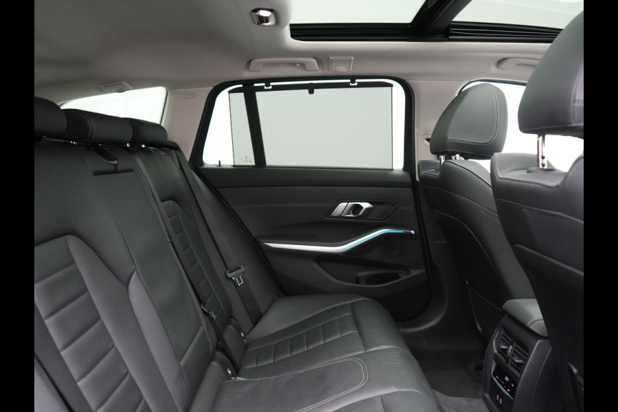 BMW 3 Serie Touring 330e Sportline Plug In Hybrid 293pk Dealer O.H PHEV | Panodak | Trekhaak af Fabriek | Lederen Sportstoelen Memory | 360 Camera | Keyless | Camera & Parkassist | 18"L.M | Apple Carplay | Sfeerverlichting |
