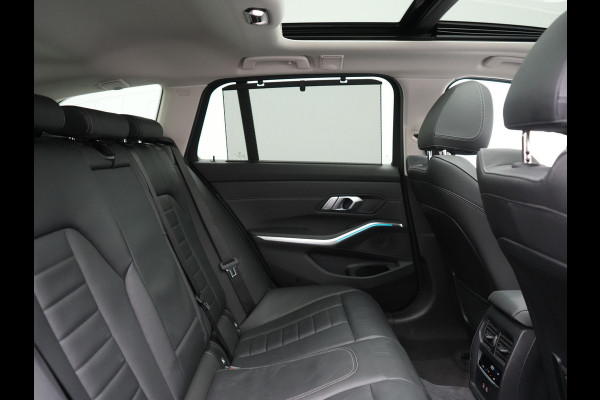 BMW 3 Serie Touring 330e Sportline Plug In Hybrid 293pk Dealer O.H PHEV | Panodak | Trekhaak af Fabriek | Lederen Sportstoelen Memory | 360 Camera | Keyless | Camera & Parkassist | 18"L.M | Apple Carplay | Sfeerverlichting |