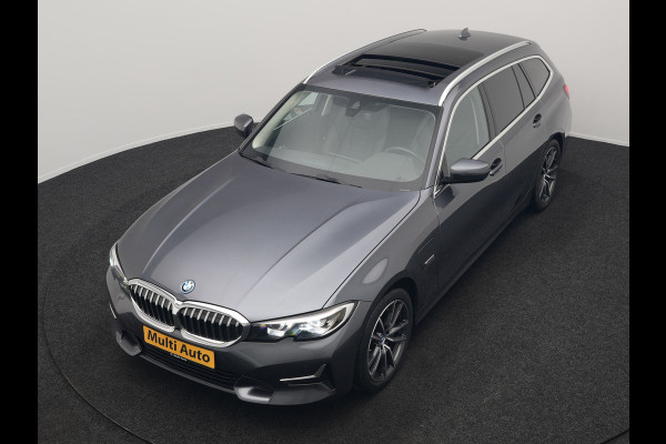 BMW 3 Serie Touring 330e Sportline Plug In Hybrid 293pk Dealer O.H PHEV | Panodak | Trekhaak af Fabriek | Lederen Sportstoelen Memory | 360 Camera | Keyless | Camera & Parkassist | 18"L.M | Apple Carplay | Sfeerverlichting |